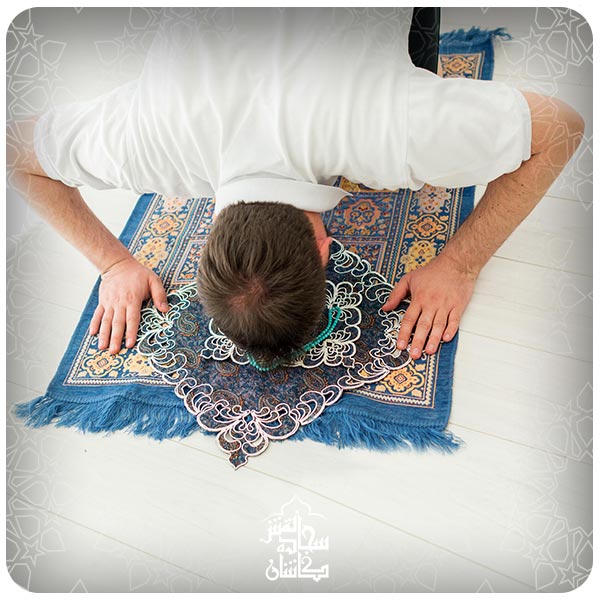 نماز روی سجاده فرش و فرش سجاده ای